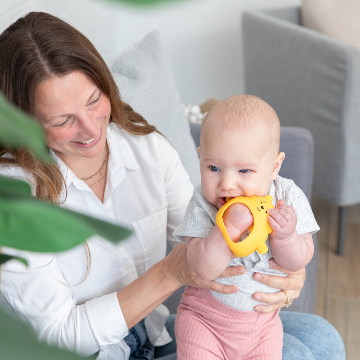 Silicone Un-Droppable Mitt Teether: Winnie the Pooh | Bumkins